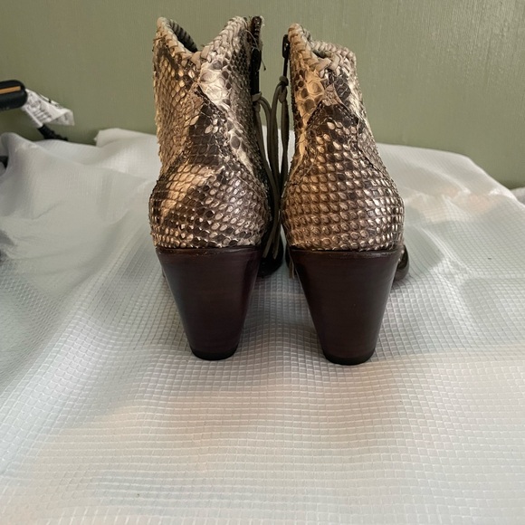 Elegant Snakeskin Pattern Ankle Boots - Picture 4 of 9